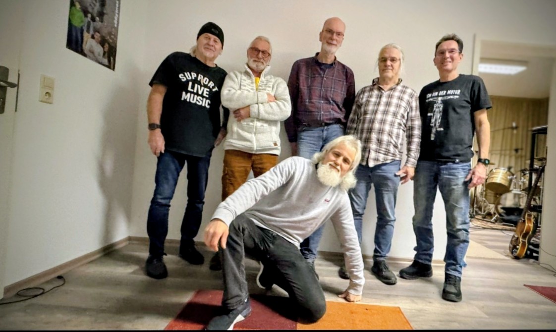 Johnny and his wild Apes